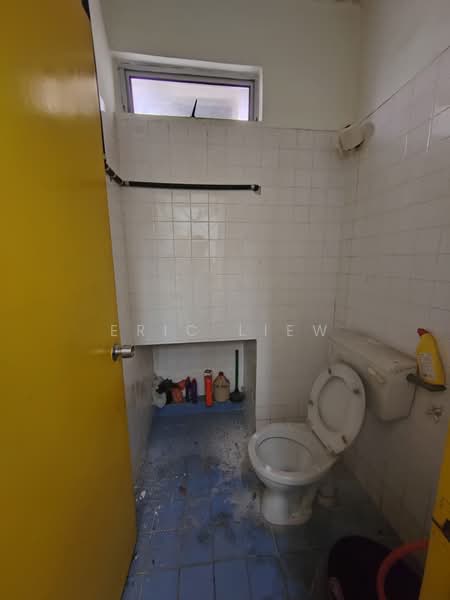 Factory for Sale in Taman Industri Balakong Jaya (Balakong) - Eric Liew - Bathroom - PropertyGuru.com.my