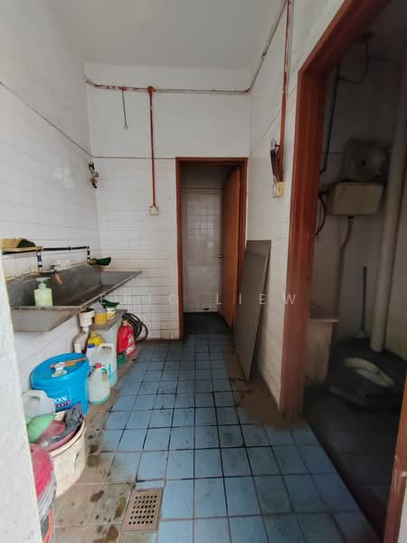 Factory for Sale in Taman Industri Balakong Jaya (Balakong) - Eric Liew - Bathroom - PropertyGuru.com.my