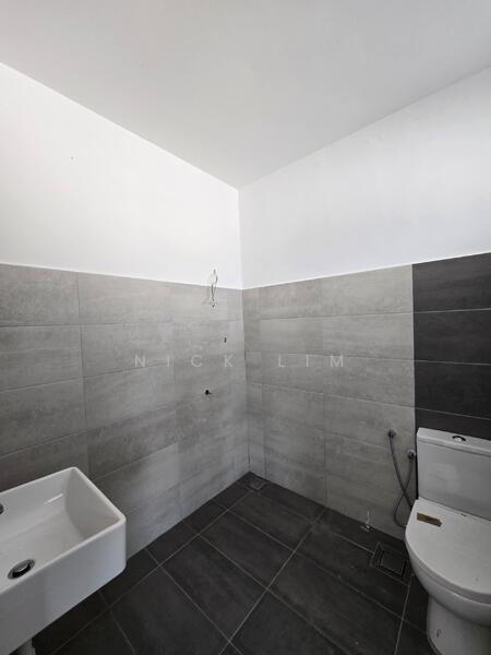 Rumah Teres 3-Tingkat untuk Dijual di Kampung Kuala Muda (Balik Pulau) - Nick Lim - Bathroom - PropertyGuru.com.my