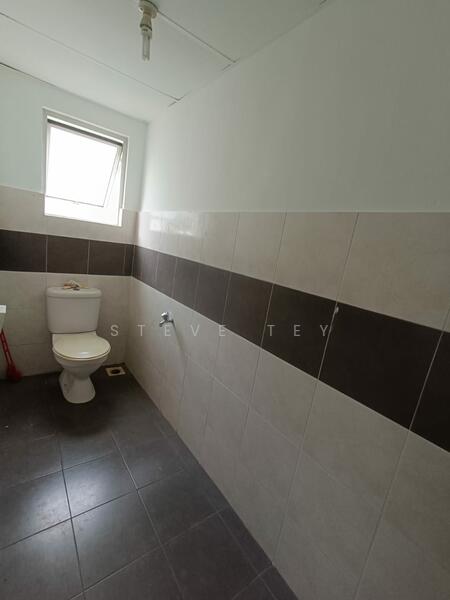 Shop / Office for Sale in Johor Bahru (Johor) - Steve Tey - Bathroom - PropertyGuru.com.my