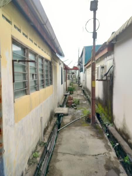 Single Storey Terrace, Bandar Bayan Baru, Bayan Lepas, Penang. untuk Untuk Dijual - RM 600,000, Feb 2026 - Back Lane  - PropertyGuru.com.my