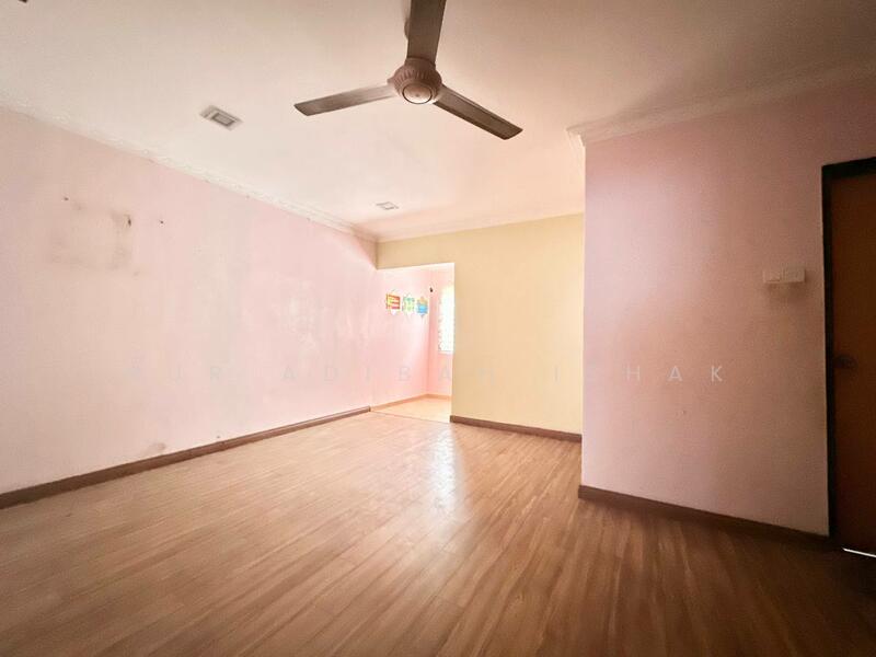 3-storey Terraced House for Sale in Shah Alam (Selangor) - Nur Adibah Ishak - Living Room - PropertyGuru.com.my