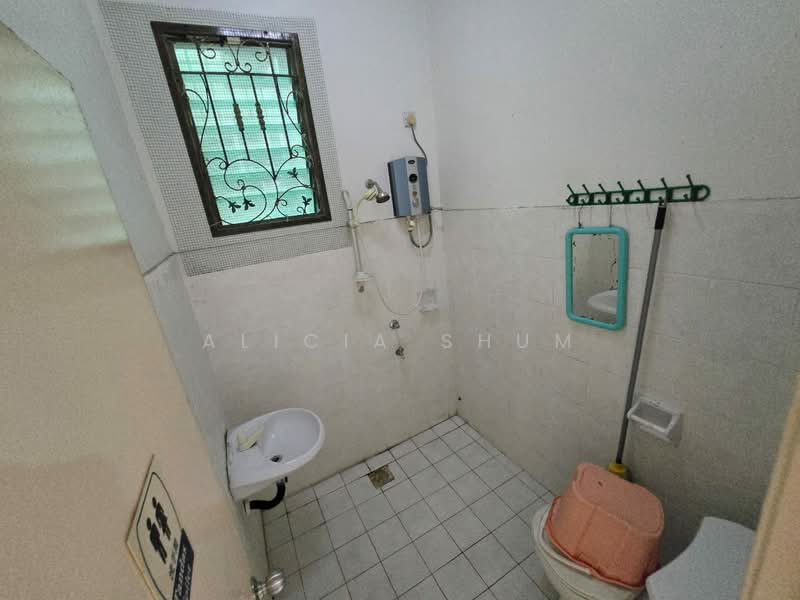 1.5-storey Terraced House for Rent in Taman Puteri Wangsa (Ulu Tiram) - Alicia Shum - Bathroom - PropertyGuru.com.my