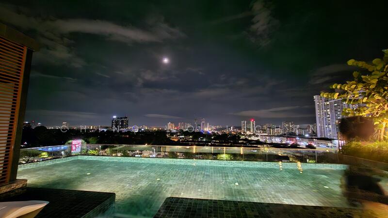Swimming pool with unblocked view