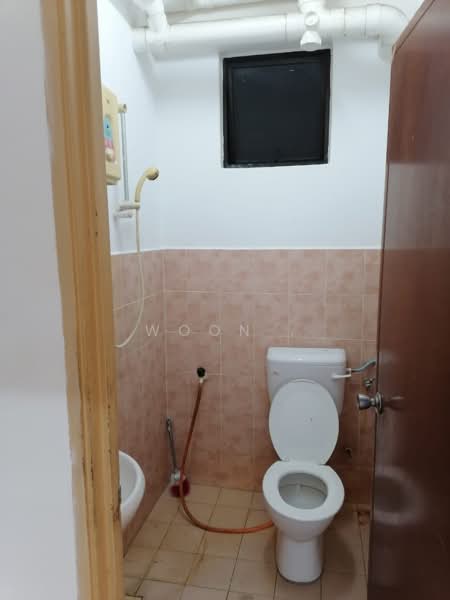 Pangsapuri untuk Dijual di Pangsapuri Bukit Beruang Utama - Woon . - Bathroom - PropertyGuru.com.my