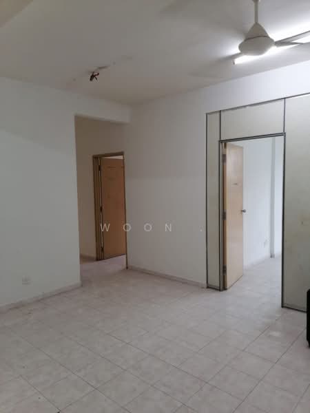 Pangsapuri untuk Dijual di Pangsapuri Bukit Beruang Utama - Woon . - Living Room - PropertyGuru.com.my