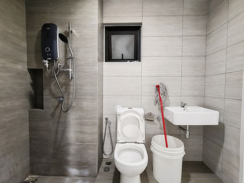 Servis Apartment untuk Disewa di The Amber Residence @ TwentyFive.7 - Alex Tong - Bathroom - PropertyGuru.com.my