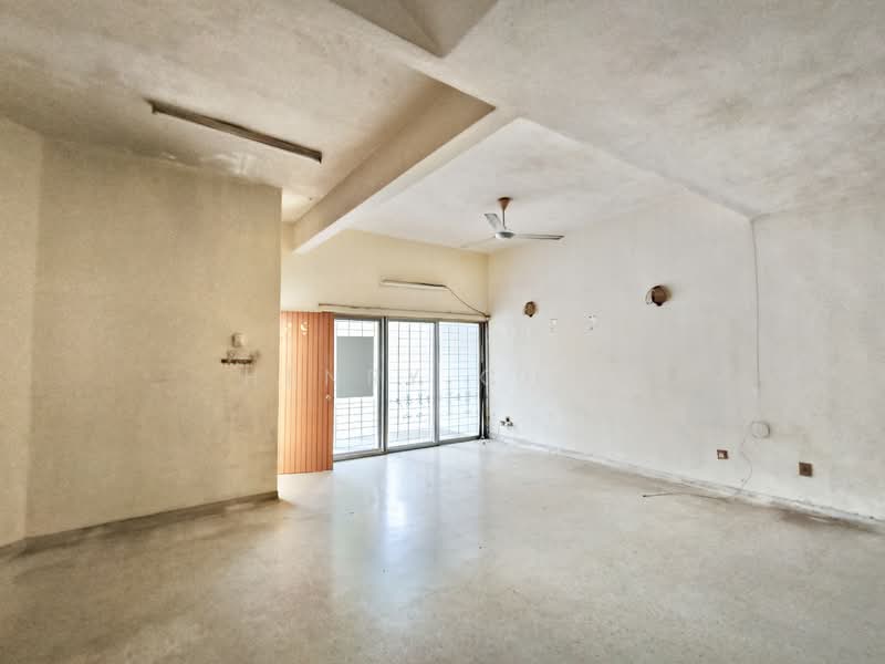 Rumah Teres untuk Dijual di Taman Mayang (Petaling Jaya) - Henry Chia - Living Room - PropertyGuru.com.my