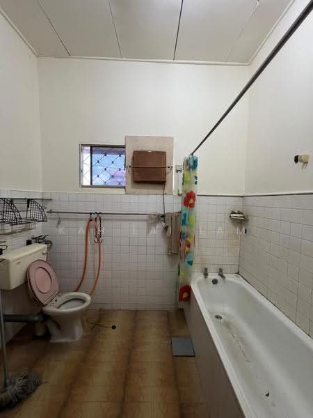 Rumah Teres 2-Tingkat untuk Dijual di Taman Wahyu (Batu Caves) - Kah Lai Lam - Bathroom - PropertyGuru.com.my
