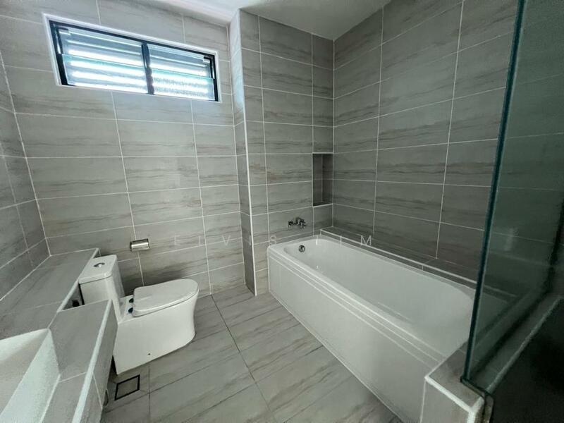Rumah Berkembar untuk Dijual di Bandar Cassia (Batu Kawan) - Elvis Lim - Bathroom - PropertyGuru.com.my