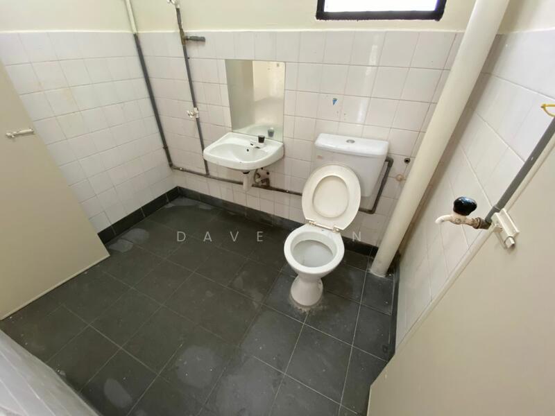 Rumah Teres untuk Dijual di Bandar Country Homes (Rawang) - Dave Tan - Bathroom - PropertyGuru.com.my