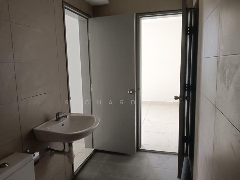 Common Bathroom Angle 2