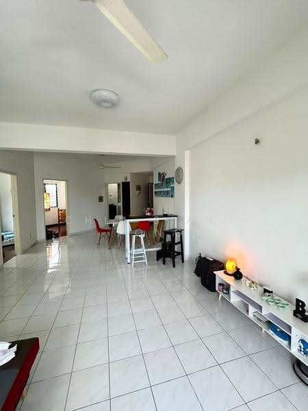 Kondominium untuk Dijual di Pasir Mutiara Condominium - Chin Siang Fong - Living Room - PropertyGuru.com.my