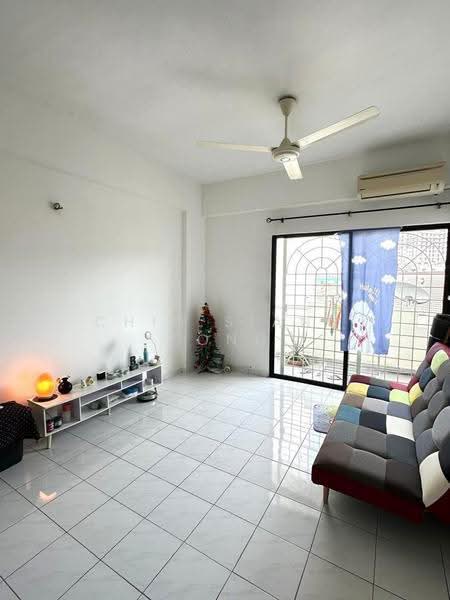 Kondominium untuk Dijual di Pasir Mutiara Condominium - Chin Siang Fong - Living Room - PropertyGuru.com.my