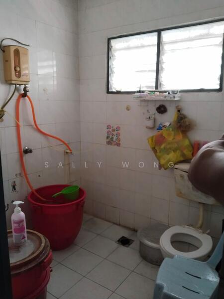 2-storey Terraced House for Sale in Taman Universiti Indah (Seri Kembangan) - Sally Wong - Bathroom - PropertyGuru.com.my