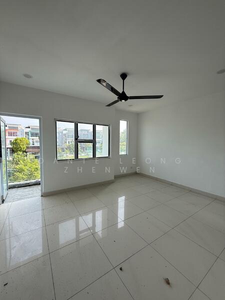 3-storey Terraced House for Sale in Semenyih (Selangor) - Dante Leong Zhenwen - Living Room - PropertyGuru.com.my