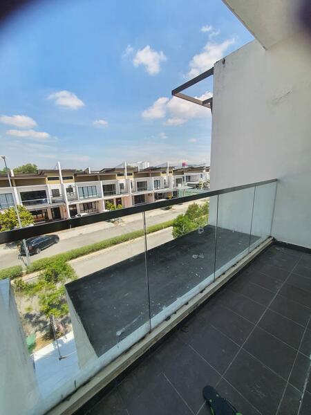 Rumah Teres 3 Tingkat untuk Dijual di Taman Anggun 3 (Rawang) - Izmaeljb . - Balcony - PropertyGuru.com.my