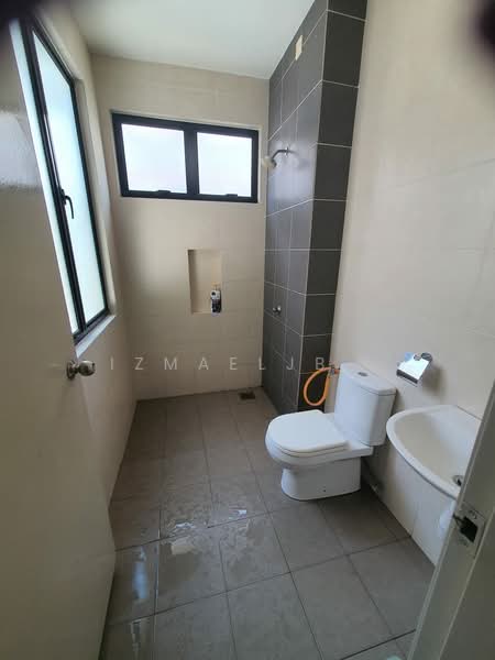Rumah Teres 3 Tingkat untuk Dijual di Taman Anggun 3 (Rawang) - Izmaeljb . - Bathroom - PropertyGuru.com.my
