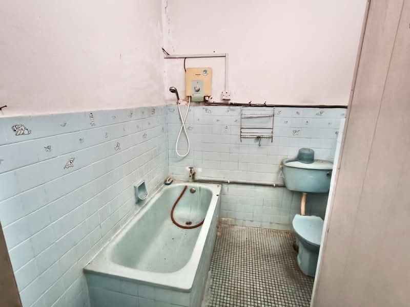 Rumah Teres 2 Tingkat untuk Dijual di Taman Connaught (Cheras) - Henry Chia - Bathroom - PropertyGuru.com.my