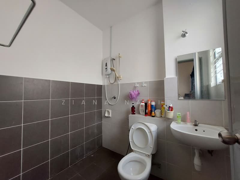 2-storey Terraced House for Sale in Puncak Alam (Selangor) - Ziana Najib - Bathroom - PropertyGuru.com.my