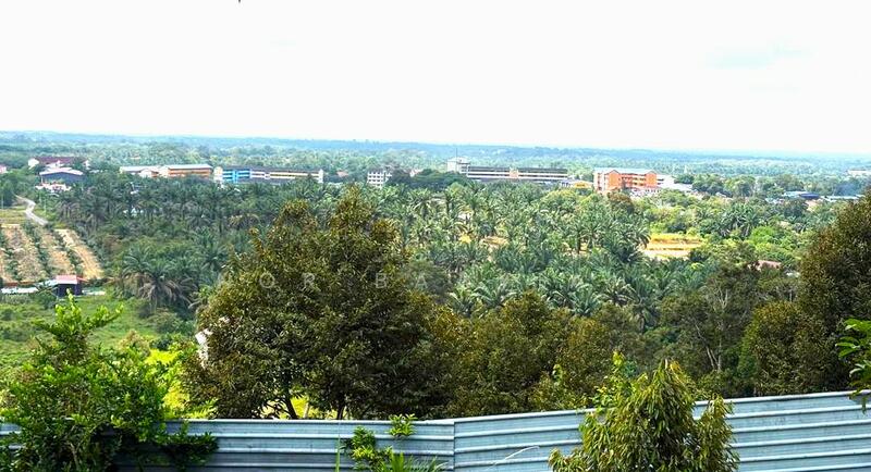 Gambar dari sempadan kanan tanah