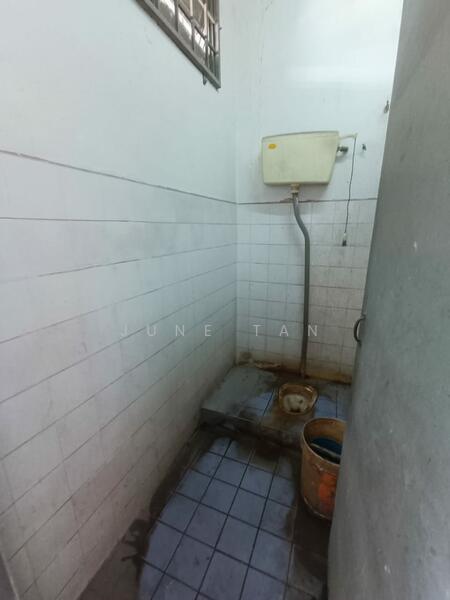 Terrace Factory for Sale in Pusat Perindustrian Sungai Chua (Kajang) - June Tan - Bathroom - PropertyGuru.com.my