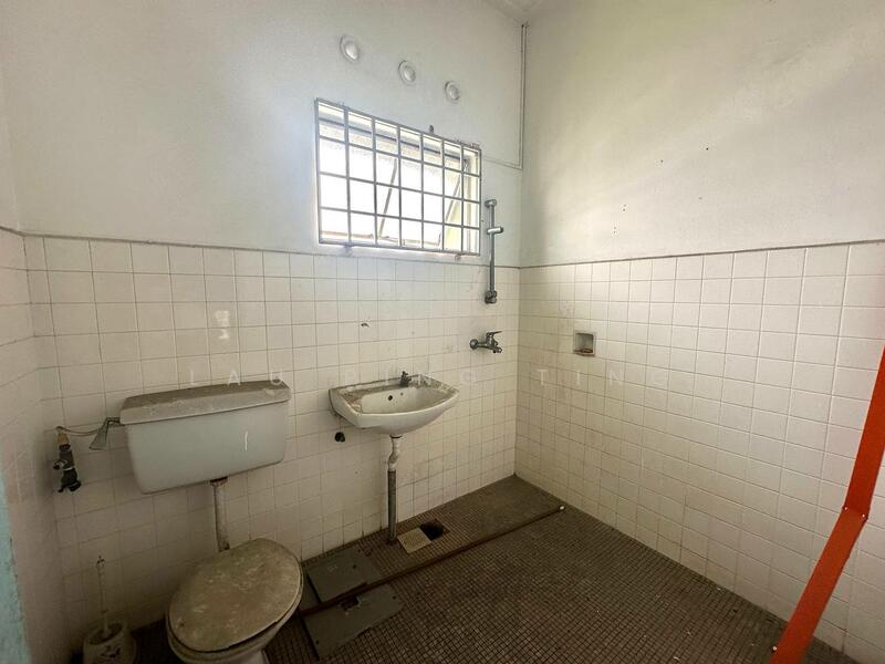 JB town JB town JB towns commercial bungalow corner cheap melodies taman pelangi taman sentosa abad untuk Untuk Disewa - RM 6,000 /bulan, Mac 2026 - Bathroom - PropertyGuru.com.my