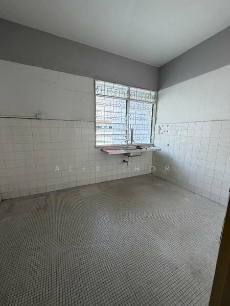 Rumah Teres untuk Dijual di Island Glades (Jelutong) - Alex Thor - Kitchen - PropertyGuru.com.my