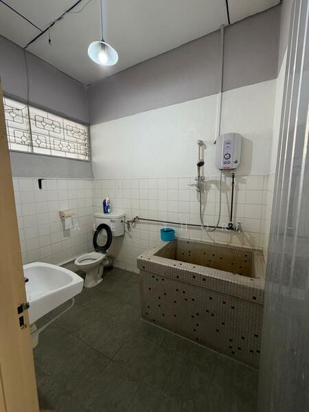 Rumah Teres untuk Dijual di Island Glades (Jelutong) - Alex Thor - Bathroom - PropertyGuru.com.my