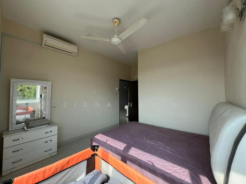 Bedroom warnasari 2 puncak alam