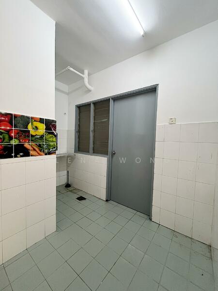 Pangsapuri untuk Dijual di Taman Kinrara Section 2 Apartment - Elena Wong - Kitchen - PropertyGuru.com.my
