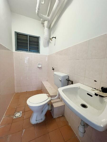 Pangsapuri untuk Dijual di Taman Kinrara Section 2 Apartment - Elena Wong - Bathroom - PropertyGuru.com.my