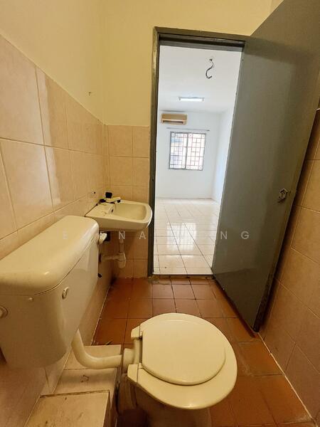 Pangsapuri untuk Dijual di Taman Kinrara Section 2 Apartment - Elena Wong - Bathroom - PropertyGuru.com.my