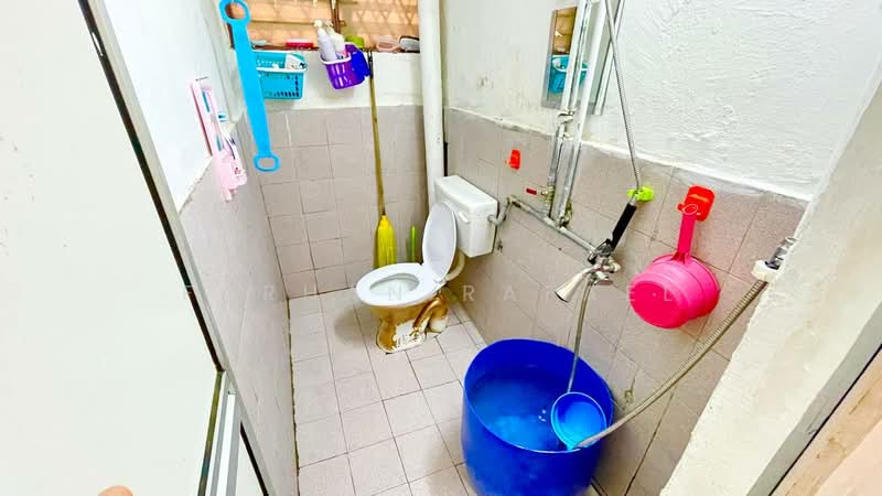 Flat for Sale at Flat Pandan Indah 3/3 - Farhan Rafael - Bathroom - PropertyGuru.com.my