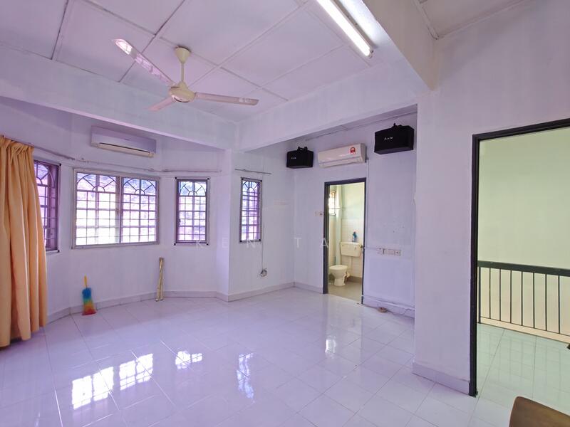 2 Storey Terrace @ Desa Serdang untuk Untuk Dijual - RM 500,000, Feb 2026 - Living Room - PropertyGuru.com.my