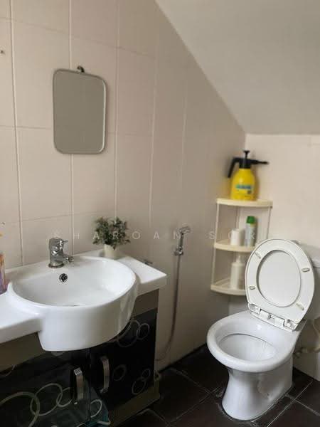 Semi-Detached House for Sale in Laman Residen Kipark Sri Utara (Batu Caves) - Sharoan Sor - Bathroom - PropertyGuru.com.my