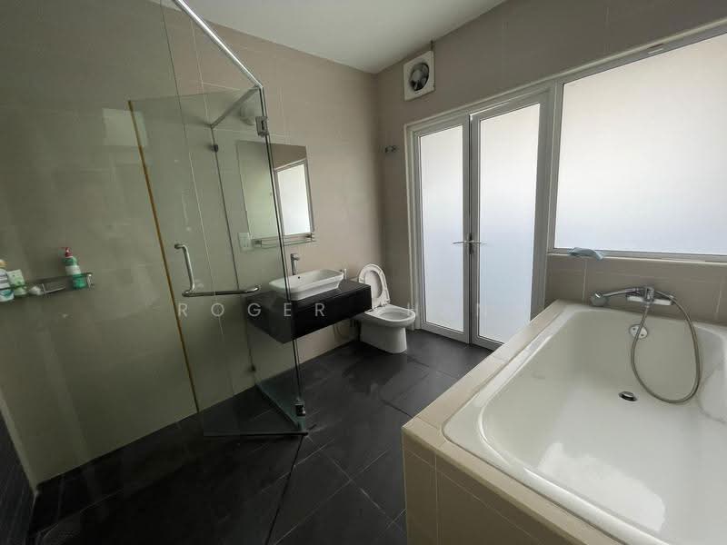 Rumah Berkembar untuk Dijual di Setia Eco Park (Setia Alam) - Roger Phang - Bathroom - PropertyGuru.com.my