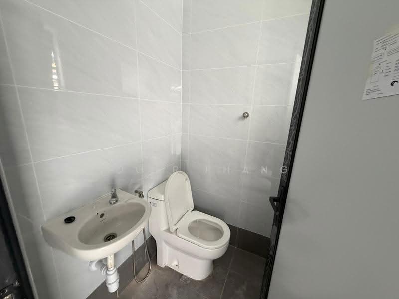Rumah Berkembar untuk Dijual di Kota Kemuning (Shah Alam) - Roger Phang - Bathroom - PropertyGuru.com.my
