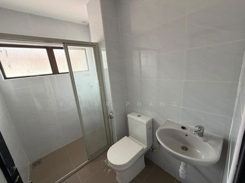 Rumah Berkembar untuk Dijual di Kota Kemuning (Shah Alam) - Roger Phang - Bathroom - PropertyGuru.com.my