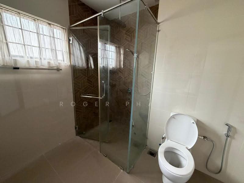 Rumah Berkembar untuk Dijual di Kota Kemuning (Shah Alam) - Roger Phang - Bathroom - PropertyGuru.com.my