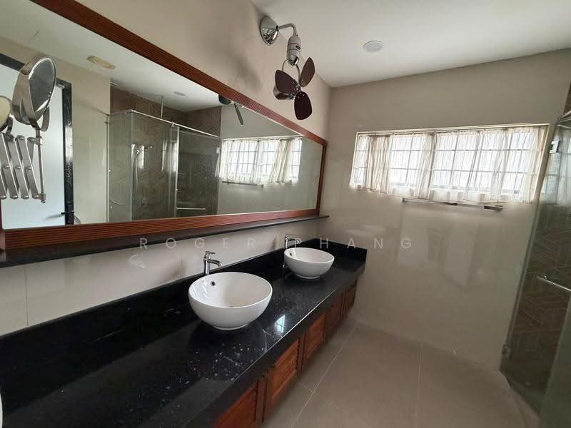 Rumah Berkembar untuk Dijual di Kota Kemuning (Shah Alam) - Roger Phang - Bathroom - PropertyGuru.com.my