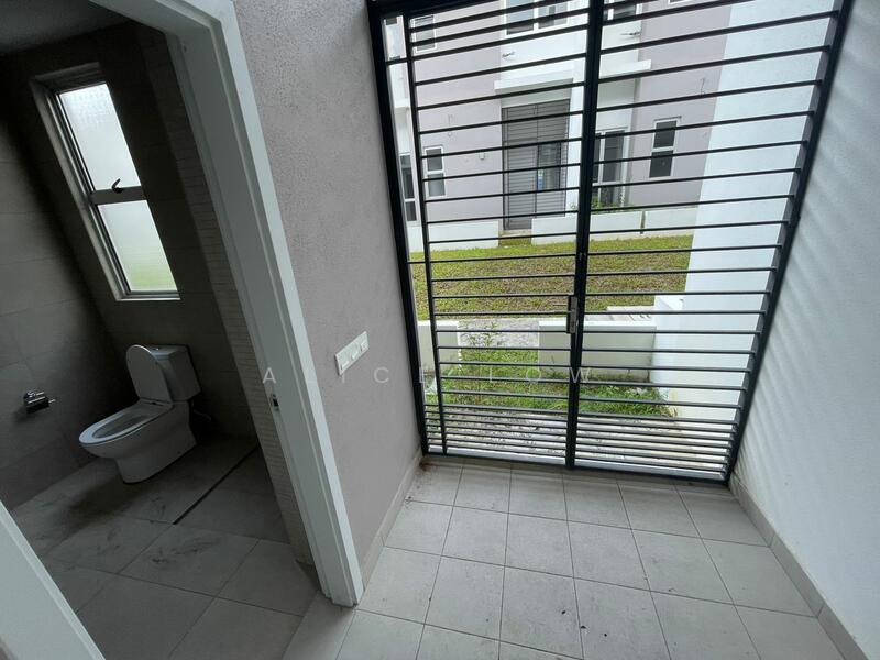 2-storey Terraced House for Sale in Tamansari (Rawang) - Alice Low - Bathroom - PropertyGuru.com.my