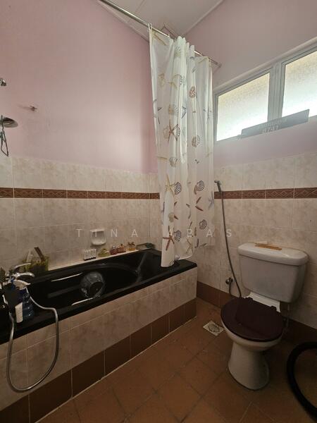 Semi-Detached House for Sale in Taman Pj Perdana (Paroi) - Tina Abas - Bathroom - PropertyGuru.com.my