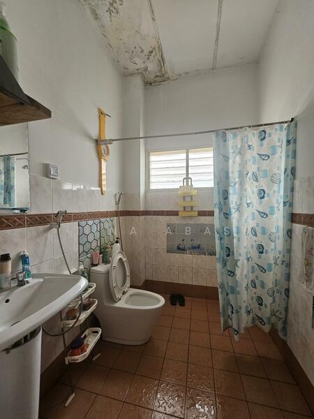 Semi-Detached House for Sale in Taman Pj Perdana (Paroi) - Tina Abas - Bathroom - PropertyGuru.com.my
