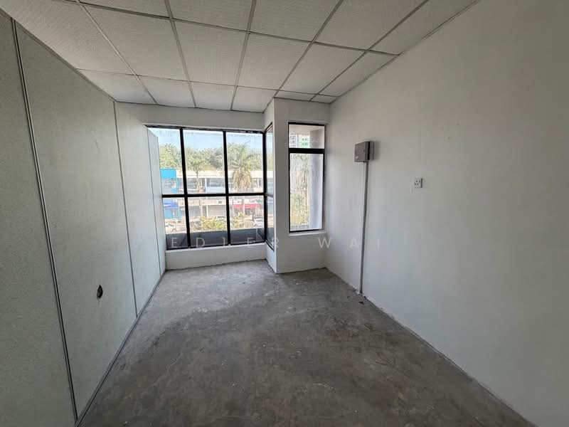 Kawasan Perniagaan Sungai Rambai Shoplot untuk Untuk Disewa - RM 1,200 /bulan, Mac 2026 - Interior - PropertyGuru.com.my