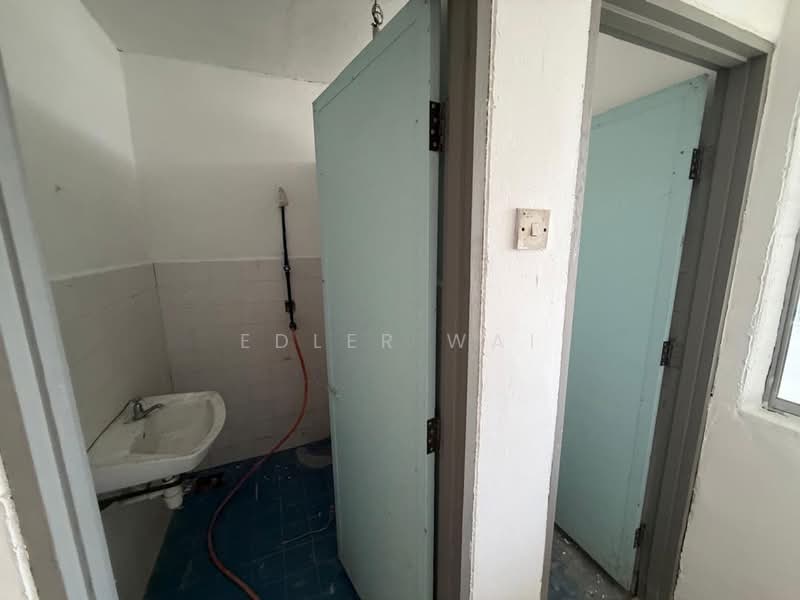 Kawasan Perniagaan Sungai Rambai Shoplot untuk Untuk Disewa - RM 1,200 /bulan, Mac 2026 - Bathroom - PropertyGuru.com.my