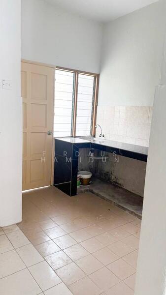 2-storey Terraced House for Sale in Bandar Putra Permai (Seri Kembangan) - Firdaus Hamidun - Kitchen - PropertyGuru.com.my