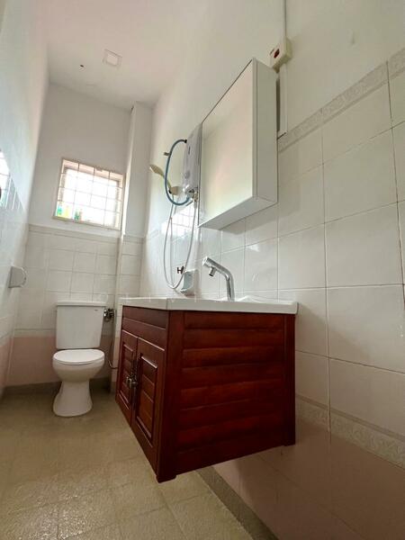 Rumah Berkembar untuk Disewa di Taman Rasah Kemayan (Rasah) - OLIVIA OH - Bathroom - PropertyGuru.com.my