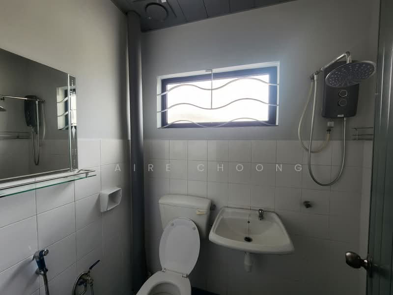 2-storey Terraced House for Sale in Bandar Putra Permai (Seri Kembangan) - Claire Choong - Bathroom - PropertyGuru.com.my