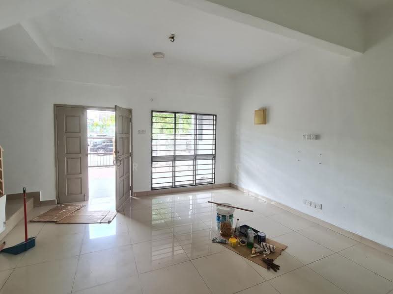 3-storey Terraced House for Sale in Sungai Buloh (Selangor) - Frank Low - Living Room - PropertyGuru.com.my